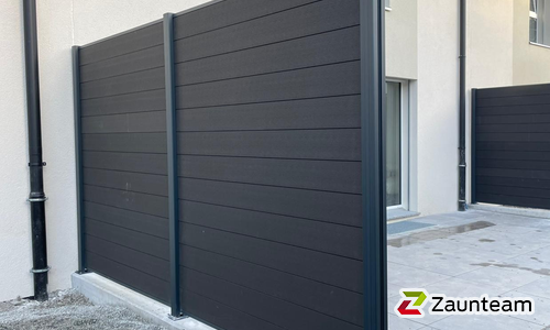  WPC Sichtschutz Discrétion / mit Fussplatte wurde in Bramois von Zaunteam Wallis, Niedergesteln im Jahr 2025 erstellt.