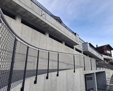 Diagonalgeflecht anthrazit metallic mit Rohrpfosten anthrazit metallic mit Fussplatte wurde in Embd von Zaunteam Wallis, Niedergesteln im Jahr 2025 erstellt.