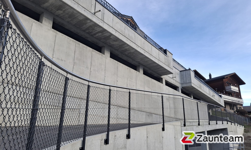 Diagonalgeflecht anthrazit metallic mit Rohrpfosten anthrazit metallic mit Fussplatte wurde in Embd von Zaunteam Wallis, Niedergesteln im Jahr 2025 erstellt.