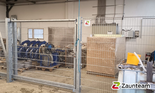 Doppelstabmatte leicht verzinkt mit Pfosten Vario verzinkt mit Fussplatte wurde in Oranienbaum-Wörlitz von Zaunteam Fläming, Coswig im Jahr 2026 erstellt.