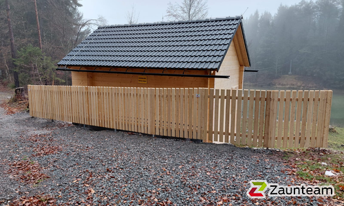 Lärchenzaun gerade mit T-Stahlpfosten verzinkt einbetoniert wurde in Nötsch von Zaunteam Kärnten-Mitte, Arnoldstein im Jahr 2025 erstellt.