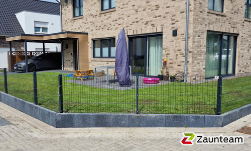 Doppelstabmatten schwer feuerverzinkt und anthrazit beschichtet mit Pfosten 60 x 40 mit Abdeckleisten einbetoniert wurde in Wallenhorst von Zaunteam Osnabrücker Land, Belm im Jahr 2024 erstellt.