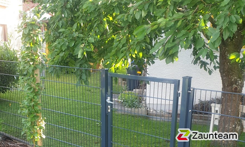 Doppelstabmatten schwer feuerverzinkt und anthrazit beschichtet mit Pfosten 60 x 40 mit Abdeckleisten einbetoniert wurde in Giengen an der Brenz  von Zaunteam Ulm, Lonsee im Jahr 2024 erstellt.