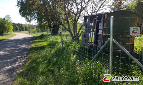 Knotengitter Tornado mit Rohrpfosten verzinkt einbetoniert wurde in Fuchstal von Zaunteam Ammersee, Hofstetten im Jahr 2024 erstellt.