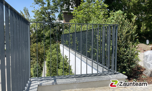 Staketengeländer ohne Handlauf wurde in Zollikon von Zaunteam Zürich Oberland GmbH, Gutenswil im Jahr 2021 erstellt.