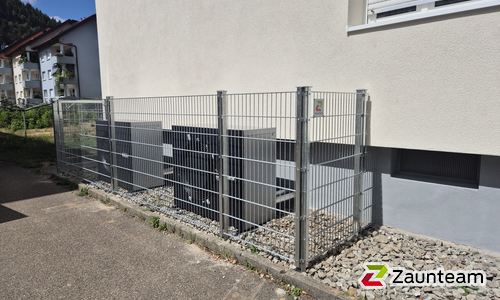 Doppelstabmatten schwer verzinkt mit Pfosten 40x60 verzinkt mit Abdeckleisten einbetoniert wurde in Waldkirch von Zaunteam Breisgau, Waldkirch-Kollnau im Jahr 2026 erstellt.