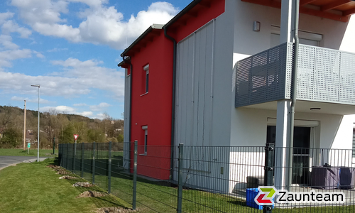 Doppelstabmatten leicht feuerverzinkt und anthrazit beschichtet mit Pfosten Vario einbetoniert wurde in Wolfau von Zaunteam Oststeiermark, Grafendorf bei Hartberg im Jahr 2025 erstellt.