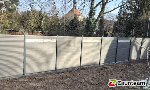 System WPC Sichtschutz, Neo Platinum mit Alupfosten einbetoniert wurde in Lutherstadt Wittenberg von Zaunteam Fläming, Coswig im Jahr 2026 erstellt.