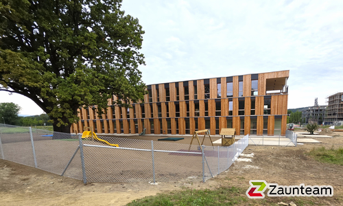 Diagonalgeflecht verzinkt mit Rohrpfosten verzinkt einbetoniert wurde in Klagenfurt von Zaunteam Kärnten-Mitte, Arnoldstein im Jahr 2025 erstellt.