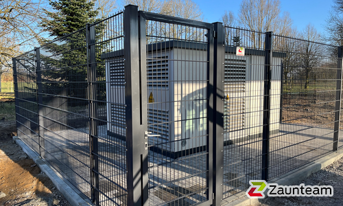 Doppelstabmatten schwer vorverzinkt und anthrazit beschichtet mit Pfosten 60 x 40 mit Abdeckleisten einbetoniert wurde in Kaaksburg von Zaunteam Südostholstein, Högersdorf im Jahr 2026 erstellt.