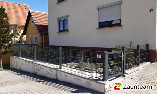 Doppelstabmatten schwer feuerverzinkt und anthrazit beschichtet mit Pfosten 60 x 40 mit Abdeckleisten in Aussparung wurde in Burladingen von Zaunteam Zollernalb, Burladingen-Ringingen im Jahr 2022 erstellt.