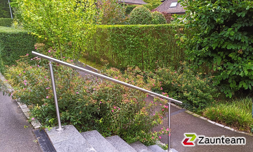 Edelstahl Handlauf geneigt mit Fussplatte wurde in Küsnacht von Zaunteam Zürich Oberland, Gutenswil im Jahr 2025 erstellt.