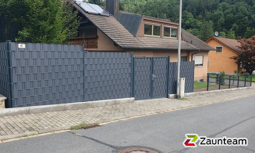 Flechtfix Vario Sichtschutz RAL Standardfarben wurde in Eichenbühl-Pfohlbach von Zaunteam Westfranken, Eichenbühl im Jahr 2025 erstellt.