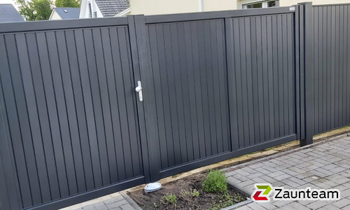 Aluminium Sichtschutztor 2-flüglig wurde in Dessau-Rosslau von Zaunteam Fläming, Coswig im Jahr 2021 erstellt.