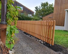 Staketen Holz mit U-Stahl Traverse / T-Stahl Pfosten feuerverzinkt einbetoniert (CH) wurde in Grabs von Zaunteam Werdenberg, Werdenberg im Jahr 2024 erstellt.