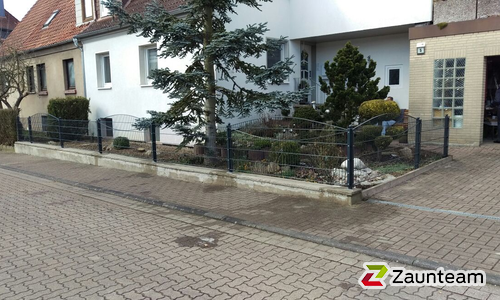 Ziergitterzaun Den Haag RAL Standardfarbe / Rohrpfosten vierkant RAL Standardfarbe einbetoniert wurde in Hameln von Zaunteam Weser-Leine, Salzhemmendorf im Jahr 2018 erstellt.