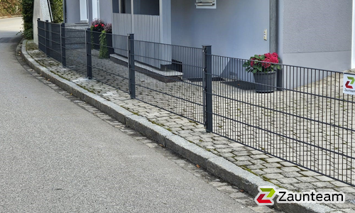 Doppelstabmatten schwer feuerverzinkt und anthrazit beschichtet mit Pfosten 60 x 40 mit Abdeckleisten einbetoniert wurde in Neukirchen von Zaunteam Regen, Regen im Jahr 2025 erstellt.
