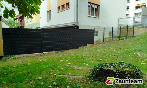 Flechtfix Vario Sichtschutz RAL Standardfarben wurde in Bruck an der Mur von Zaunteam Obersteiermark-Ost, Kapfenberg im Jahr 2025 erstellt.