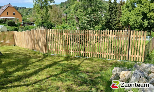Lärchenzaun Holz vor die Pfosten mit T-Stahlpfosten verzinkt einbetoniert wurde in Bad Herrenalb von Zaunteam Pforzheim, Neuhausen im Jahr 2024 erstellt.