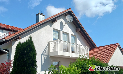 Aluminium Geländer Classic mit integriertem Handlauf und Frontmontage wurde in Hagenheim von Zaunteam Ammersee, Hofstetten im Jahr 2024 erstellt.