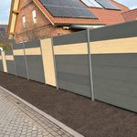 System WPC Sichtschutz, XL mit Alupfosten einbetoniert wurde in Südbrookmerland von Zaunteam Ostfriesland, Südbrookmerland im Jahr 2026 erstellt.