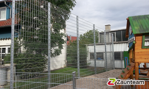 Ballfang Doppelstab mit Pfosten verzinkt und Abdeckleisten wurde in Vaihingen/Enzweihingen von Zaunteam Neckar-Enz, Sachsenheim im Jahr 2017 erstellt.