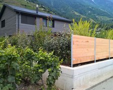 Sichtschutz aus Bohlen geschlossen mit U-Stahl Profil Pfosten wurde in Fully von Zaunteam Wallis, Niedergesteln im Jahr 2016 erstellt.