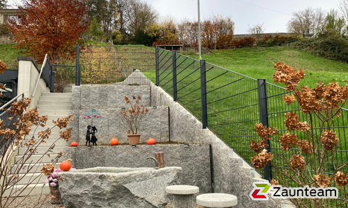 Doppelstabmatten schwer feuerverzinkt und anthrazit beschichtet mit Pfosten 60 x 40 mit Abdeckleisten einbetoniert wurde in Veltheim von Zaunteam Aargau, Egliswil im Jahr 2024 erstellt.