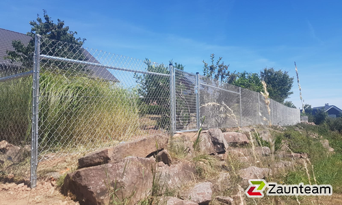 Diagonalgeflecht verzinkt mit Rohrpfosten verzinkt einbetoniert wurde in Mudau  von Zaunteam Westfranken, Eichenbühl im Jahr 2020 erstellt.