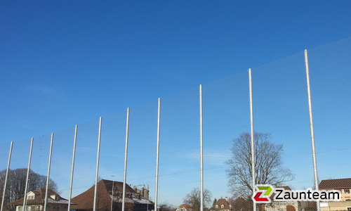 Ballfang Diagonal verzinkt / Rohrpfosten verzinkt wurde in Steffisburg von Zaunteam Kiesen AG, Kiesen im Jahr 2017 erstellt.