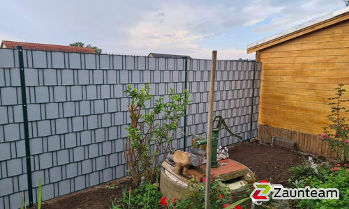 Doppelstabmatten schwer feuerverzinkt und grün beschichtet mit Pfosten 60 x 40 mit Abdeckleisten in Aussparung wurde in Teutschenthal von Zaunteam Halle, Halle im Jahr 2021 erstellt.