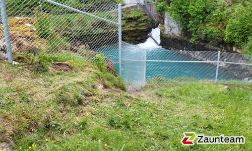 Diagonalgeflecht verzinkt mit Rohrpfosten verzinkt einbetoniert wurde in Schattenhalb von Zaunteam Berner Oberland, Ringgenberg im Jahr 2025 erstellt.