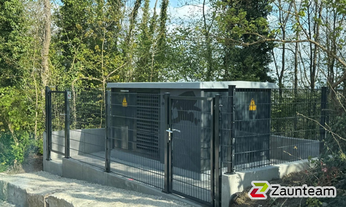 Doppelstabmatten schwer feuerverzinkt und anthrazit beschichtet mit Pfosten 60 x 40 mit Abdeckleisten mit Fussplatte wurde in Ulm von Zaunteam Ulm, Lonsee im Jahr 2026 erstellt.