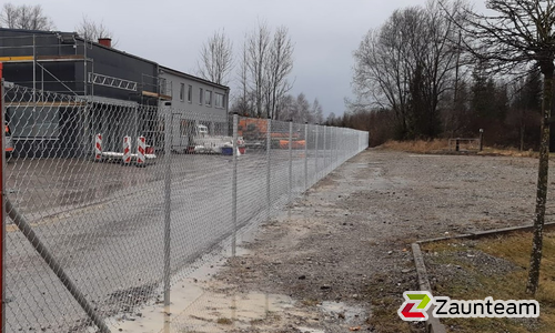 Diagonalgeflecht verzinkt mit Rohrpfosten verzinkt einbetoniert wurde in Kempten von Zaunteam Allgäu, Bad Hindelang - Unterjoch im Jahr 2023 erstellt.