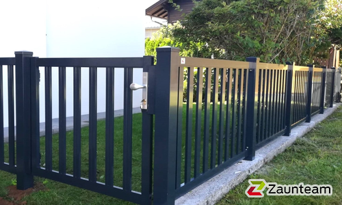 Classic Aluzaun RAL Standardfarbe / Aluminiumpfosten vierkant RAL Standardfarbe einbetoniert wurde in Wörgl von Zaunteam Tirol Unterland, Schwoich im Jahr 2023 erstellt.