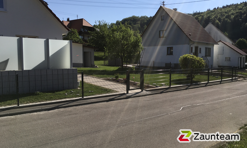 Doppelstabmatten schwer feuerverzinkt und anthrazit beschichtet mit Pfosten 60 x 40 mit Abdeckleisten einbetoniert wurde in Meßstetten von Zaunteam Zollernalb, Burladingen-Ringingen im Jahr 2018 erstellt.