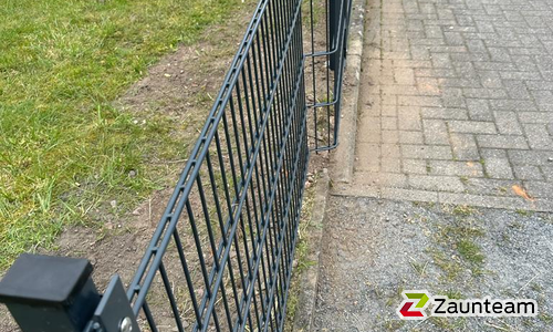 Doppelstabmatten schwer feuerverzinkt und anthrazit beschichtet mit Pfosten 60 x 40 mit Abdeckleisten einbetoniert wurde in Belm von Zaunteam Osnabrücker Land, Belm im Jahr 2023 erstellt.