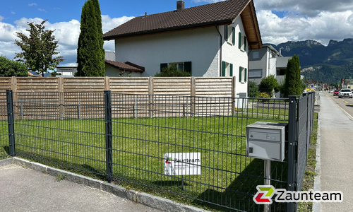 Doppelstabmatten schwer vorverzinkt und anthrazit beschichtet mit Pfosten 60 x 40 mit Abdeckleisten einbetoniert wurde in Diepoldsau von Zaunteam Rheintal, Widnau im Jahr 2025 erstellt.
