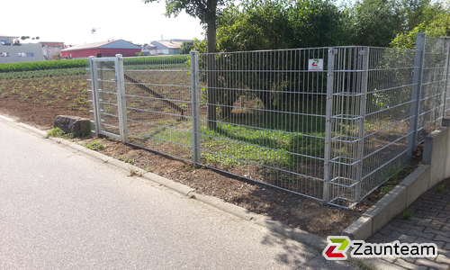 Doppelstabmatten schwer verzinkt mit Pfosten 40x60 verzinkt mit Abdeckleisten einbetoniert wurde in Sachsenheim von Zaunteam Neckar-Enz, Sachsenheim im Jahr 2017 erstellt.