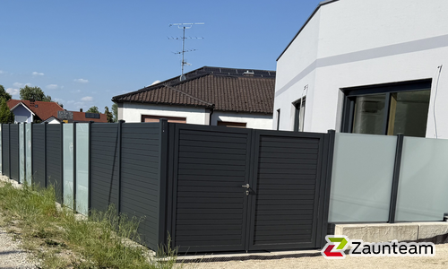Alu Varioprofil Rhombus 80, Aluminiumpfosten vierkant 85 x 85 mm in Aussparung wurde in Langquaid von Zaunteam Landshut, Langquaid im Jahr 2026 erstellt.