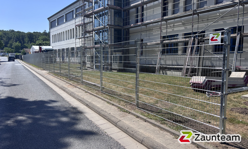 Doppelstabmatten schwer verzinkt mit Pfosten 40x60 verzinkt mit Abdeckleisten einbetoniert wurde in Langenselbold  von Zaunteam Main-Kinzig, Langenselbold im Jahr 2026 erstellt.