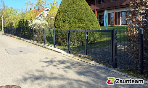 Doppelstabmatten schwer vorverzinkt und anthrazit beschichtet mit Pfosten 60 x 40 mit Abdeckleisten einbetoniert wurde in Utting von Zaunteam Ammersee, Hofstetten im Jahr 2026 erstellt.