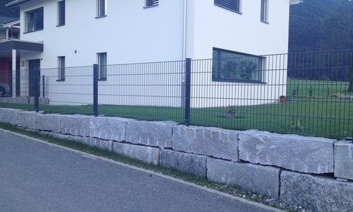 Doppelstabmatten schwer feuerverzinkt und anthrazit beschichtet mit Pfosten 60 x 40 mit Abdeckleisten einbetoniert wurde in Schänis von Zaunteam Linth GmbH, Uznach im Jahr 2012 erstellt.