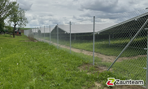 Diagonalgeflecht verzinkt mit Rohrpfosten verzinkt einbetoniert wurde in Riedlingen von Zaunteam Oberschwaben, Obermarchtal im Jahr 2024 erstellt.