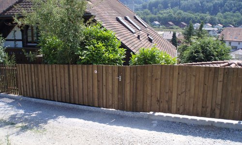 Holz Sichtschutz wurde in Neuenegg von Zaunteam Spahni AG, Laupen BE im Jahr 2010 erstellt.
