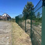 Doppelstabmatten leicht vorverzinkt und grün beschichtet mit Pfosten Vario einbetoniert wurde in Tarmow von Zaunteam Bernau, Bernau im Jahr 2026 erstellt.