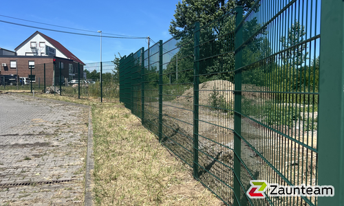 Doppelstabmatten leicht vorverzinkt und grün beschichtet mit Pfosten Vario einbetoniert wurde in Tarmow von Zaunteam Bernau, Bernau im Jahr 2026 erstellt.