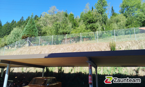 Diagonalgeflecht verzinkt mit Rohrpfosten verzinkt einbetoniert wurde in Kindberg von Zaunteam Obersteiermark-Ost, Kapfenberg im Jahr 2026 erstellt.