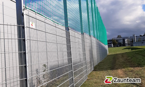 Ballfang Doppelstab mit Pfosten verzinkt und Abdeckleisten wurde in Kempten von Zaunteam Allgäu, Bad Hindelang - Unterjoch im Jahr 2022 erstellt.