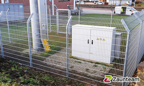 Doppelstabmatten schwer verzinkt mit Pfosten 40x60 verzinkt mit Abdeckleisten einbetoniert wurde in Meißen von Zaunteam Dresden-Nord, Radebeul im Jahr 2023 erstellt.